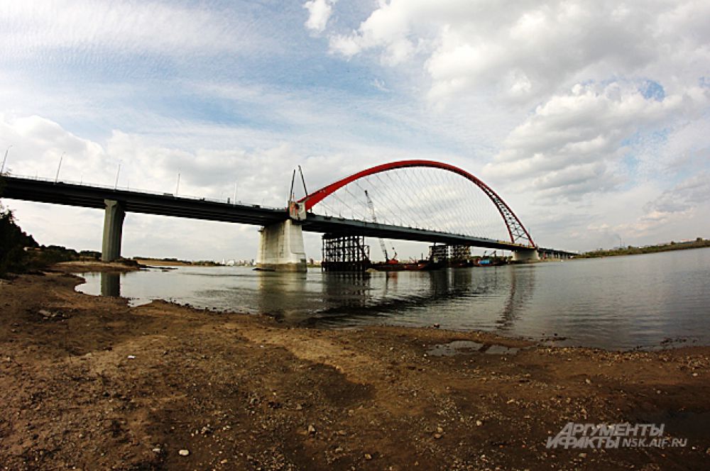 Сентябрь 2014-го. До сдачи моста в эксплуатацию - около месяца.