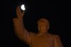 Луна в руках Мао Цзэдуна в Ухане, провинция Хубэй.