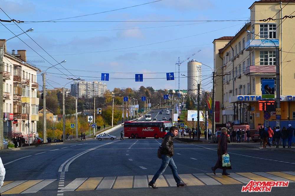 Действо на «бульваре»  продолжалось до 16:00:  те немногие виды транспорта, которым было позволено в этот день появляться в центре города, объезжали праздничное шествие по улице Ярославской.