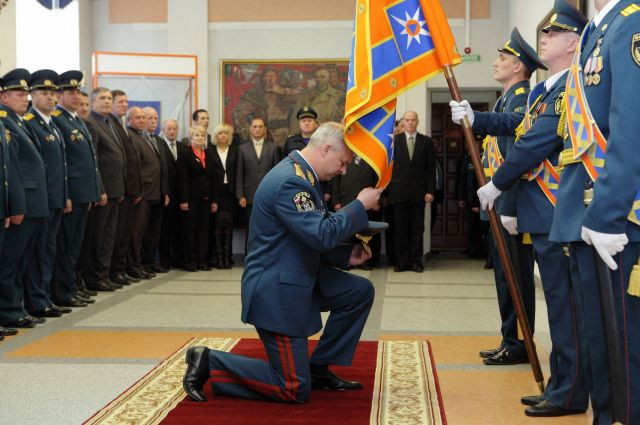 Анатолий Кузнецов торжественно прощается со знаменем ГУ МЧС НСО.