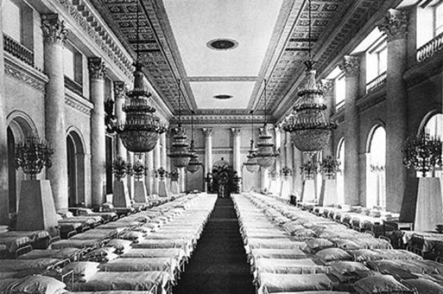 Госпитальная палата в Николаевском зале Зимнего дворца.