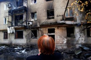 Поврежденные в результате обстрелов дома в Донецке
