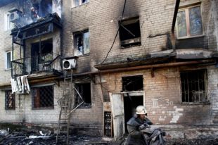 Разрушенный боевиками жилой дом в Донецке