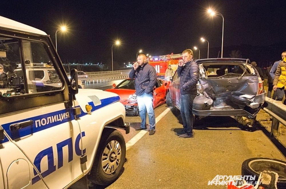 Автолюбители нервно курят.
