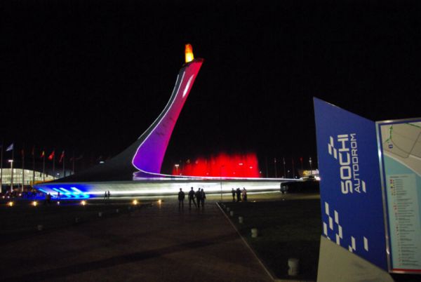 Развлекательная программа и автографсессии проходили на площади у Олимпийского факела.