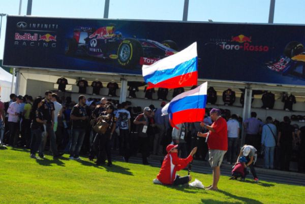 На открытии Гран-при России вынесли флаг длиной 450 метров, а зрители принесли с собой столько триколоров, что если их сложить вместе, получилось бы не меньше.