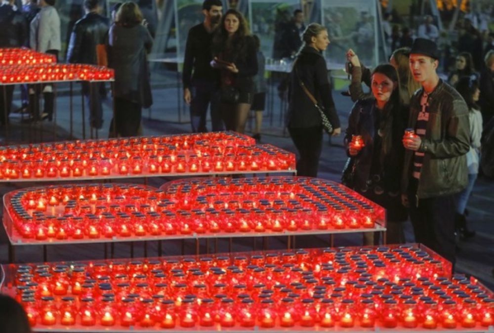 На Майдане Незалежности зажгли тысячи свечей в память о погибших в зоне АТО