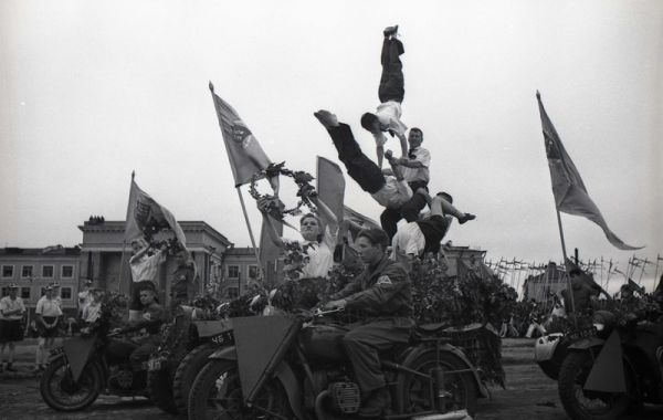Первые отряды Всесоюзной коммунистической детской организации появились в Челябинске в 1922 году. В 20-30-х годах пионеры занимались в хоровых, драматических и спортивных кружках, выпускали стенгазеты. В годы Великой Отечественной войны юные челябинцы вместе со взрослыми работали на ЧТЗ, ЧГРЭС. В 50-е годы пионерские отряды соревновались за право называться отрядом-спутником семилетки, в 60-е — выполняли задания пионерской 2-летки по сбору металлолома для строительства железной дороги «Абакан–Тайшет», нефтепровода «Дружба» и производства тракторов для целины. 