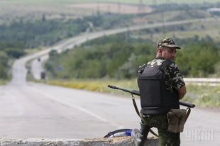 Украинский военнослужащий на блокпосту в Донецкой области