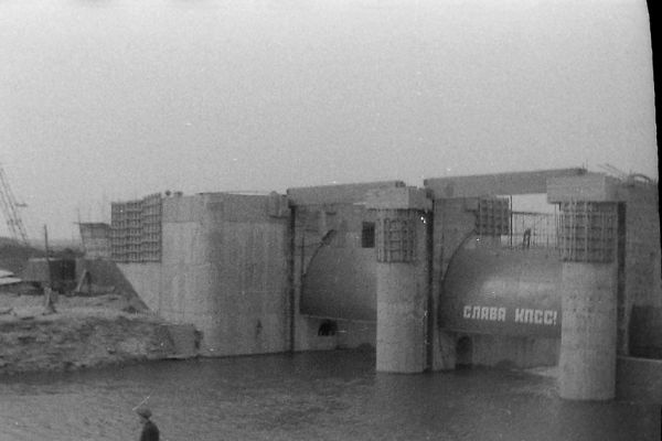 Строительство Шершневского гидроузла, начало 1960-х годов. Шершневское водохранилище с 1965 по 1969 годы залило водой поселок Митрофановского совхоза, мельницу, спиртзавод, кое-что из строений в Сосновке, Смолино, Бутаках, Киселях и Черняках. Под воду ушло 959 гектаров пашни, 2000 гектаров сенокосов, 300 гектаров лесов и кустарников. Первое время Шершни называли Челябинским морем, а также «стаканом, из которого Челябинск пьёт Аргазинскую воду». 