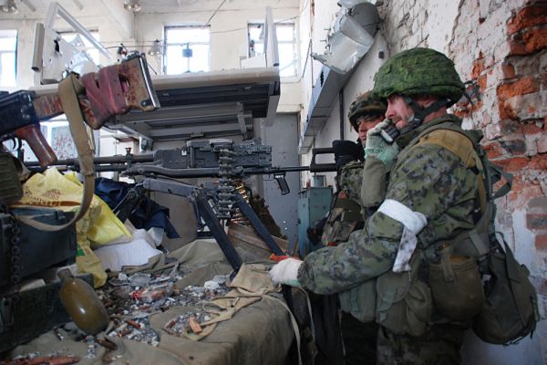 Ополченцы Донецкой народной республики во время боя в одном из терминалов аэропорта в Донецке.