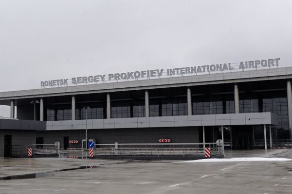 По проекту новый аэропорт мог обслуживать до 5 млн пассажиров в год, что делало его вторым по загруженности на Украине. Был построен новый семиэтажный терминал с пропускной способностью 3100 пассажиров в час.