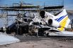 Разрушенный самолет в аэропорту Донецка.