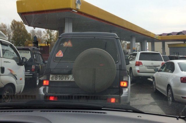 Очередь за бензином в одном из соседних регионов. В позапрошлую субботу, 4 октября, такую картину можно было видеть на нескольких АЗС Новосибирска.
