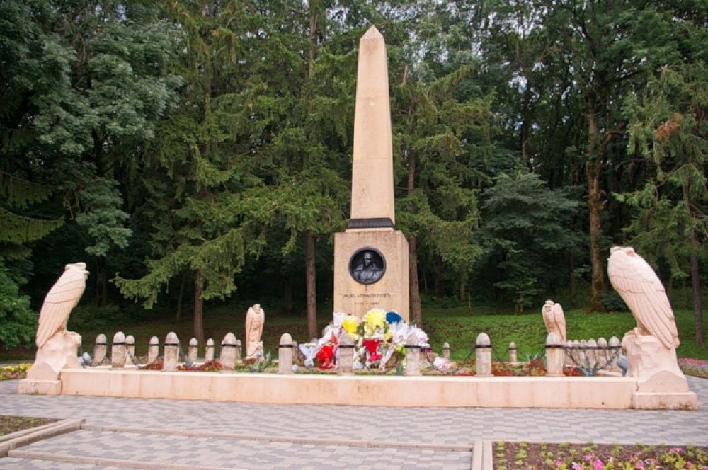 Обелиск на месте гибели Лермонтова. Памятник был выполнен в 1914 году по проекту Б.М.Микешина из кисловодского песчаника.