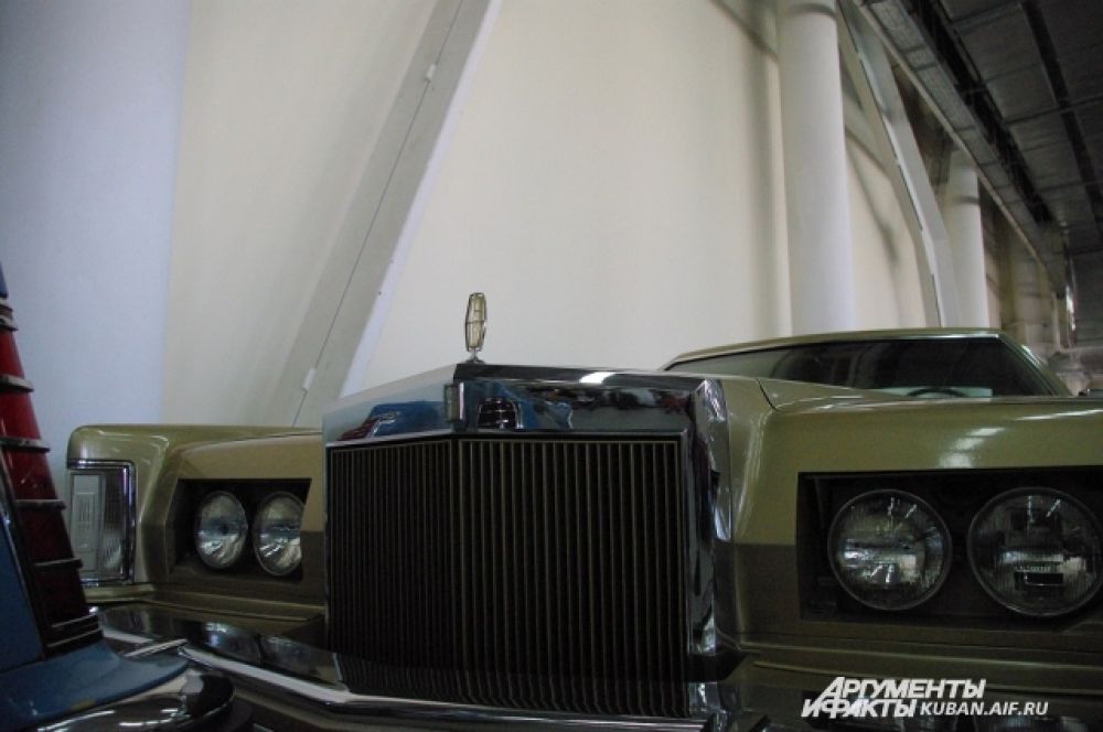 Lincoln Continental Mark V Diamond Jubilee Edition 1978 года выпуска. Самый желанный экспонат для коллекционеров со всего мира. В стандартной комплектации, между прочим, имел 8-дорожечный кассетный магнитофон.