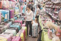 Стоит где-то появиться двум китайским торговцам, как на следующий день их бкдет двести. Рынок иммигрантов из Центрального Китая в Гонконге.