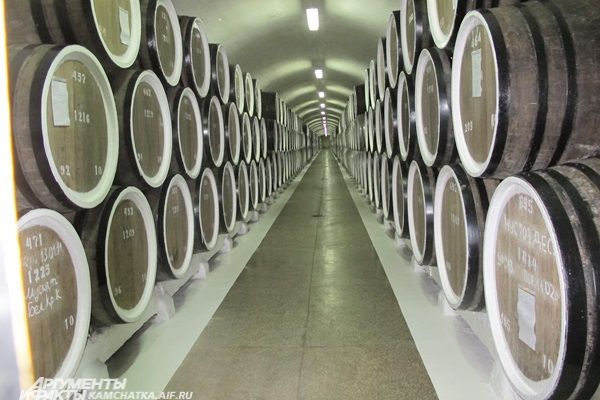 Ну и как же не съездить на экскурсию! Легендарный винодельческий завод «Массандра» рад посетителям.