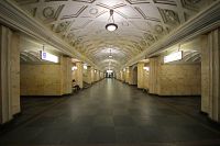 Станция метро «Театральная».
