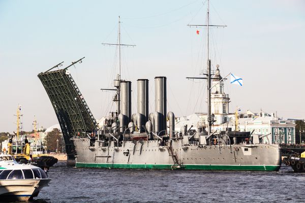 В ремонт «Аврору» провожали едва ли не всем Петербургом. В конце сентября ради такого события даже мосты разводили не ночью, как обычно, а днем. Руководство ВМФ тогда обещало завершить ремонт за полтора месяца. 