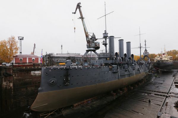Обнаженная подводная часть корпуса. В таком виде «Аврора» никогда не являлась широкой публике. Но уникальность момента в том, что в одном ремонтном доке Кронштадта оказались сразу два легендарных корабля: крейсер «Аврора» и ледокол «Красин».