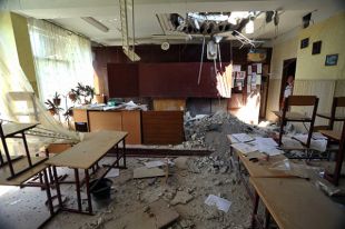 Разрушенный боевиками класс в одной из школ Донбасса