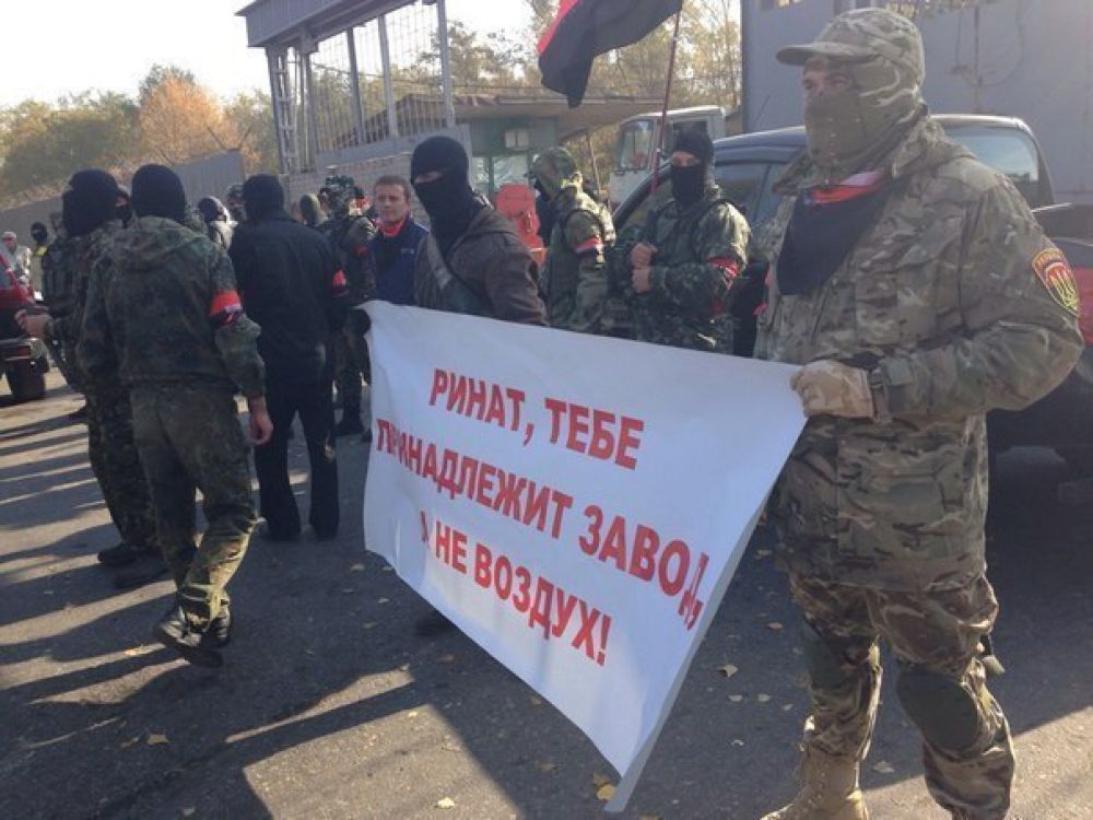 Активисты Правого сектора и Самообороны заблокировали проходные меткомбината «Запорожсталь»
