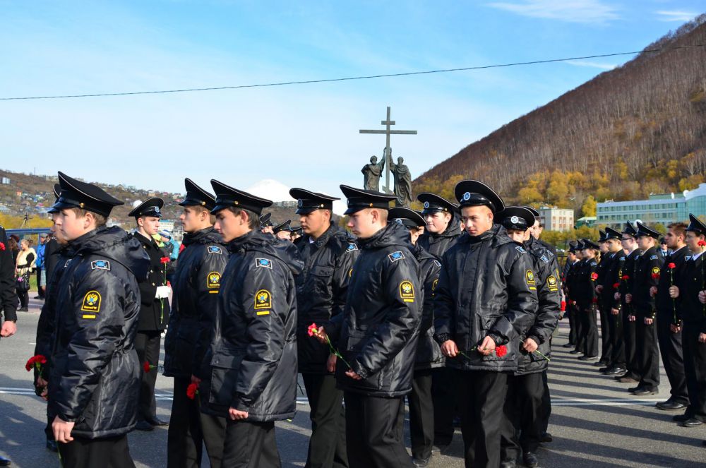 В это же время у памятника святым апостолам Петру и Павлу началась церемония спуска на воду памятных венков погибшим морякам.