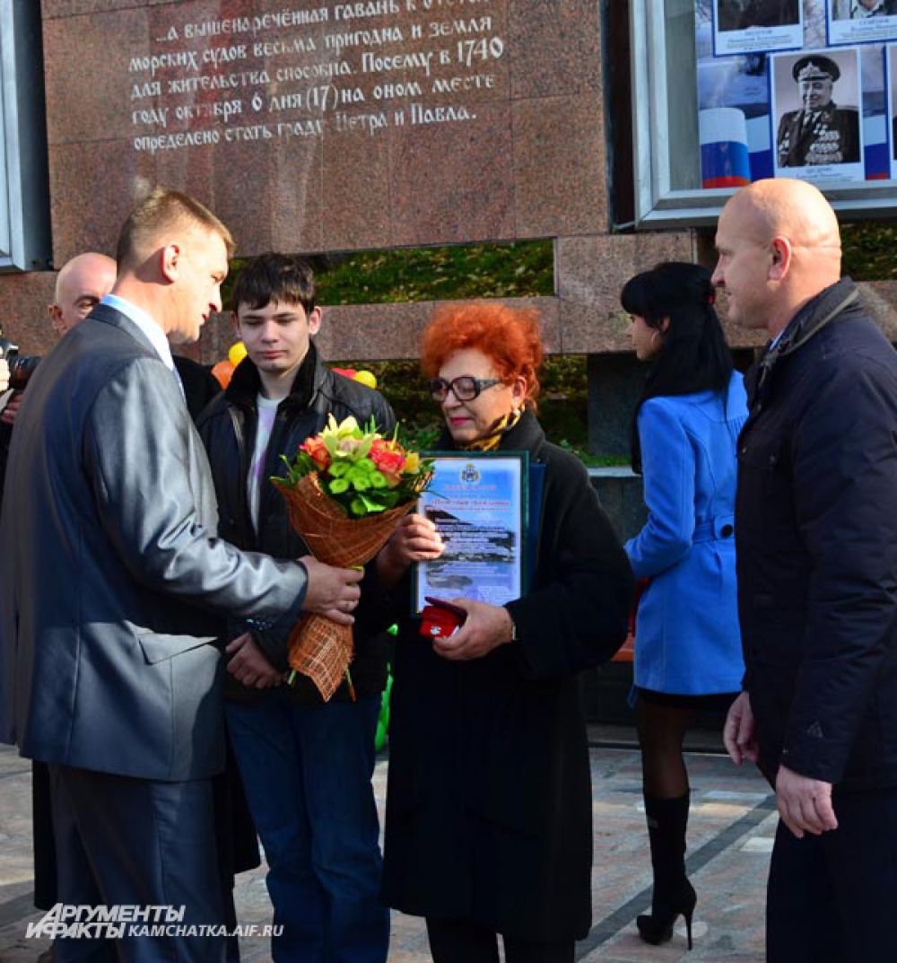 Знаки отличия Анатолия Таранца, заслуженного строителя РСФСР, которому звание Почетного гражданина города присвоено посмертно, были торжественно вручены членам его семьи.