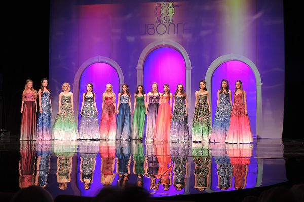 Все краски новой коллекции: конкурсантки в платьях из коллекции Рябинина.