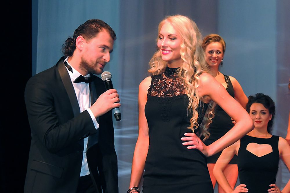 Соведущий вечера Артем Гагара беседует с Ириной Родионовой, еще не зная, что говорит с будущей победительницей.
