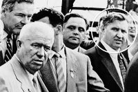 Александр Феклисов (в кружочке) «и другие официальные лица» сопровождают Хрущёва во время его поездки по Америке. 