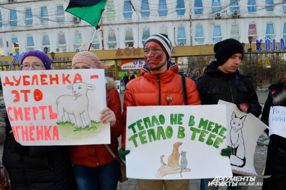 Такой внешний вид ,по мнению организаторов, боле чем наглядно демонстрирует минусы меховой индустрии.