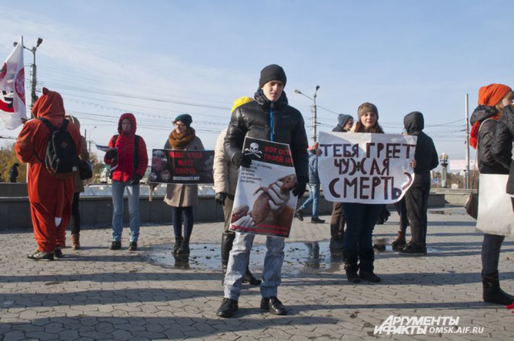Митинг против ношения меховой одежды.
