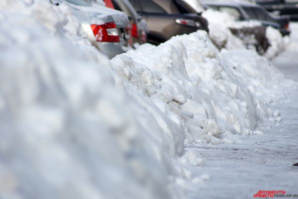 Большие снежные сугробы расположились почти на всех тротуарах Перми.