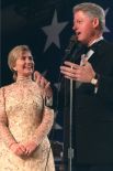 Жена Билла Клинтона, кандидат в президенты США в 2008, уже много лет является поклонницей де ла Ренты и вплоть до самой его смерти оставалась близкой подругой модельера. Хиллари Клинтон на второй церемонии инаугурации президента США Билла Клинтона, 1997 год.