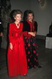 В платья от Оскара де ла Ренты одевались практически все первые леди США, начиная с середины XX века. Например, Нэнси Рейган, которая до старости оставалась верна платьям великого дизайнера. Первая леди США Нэнси Рейган (слева) на торжественном приёме, 1988 год.