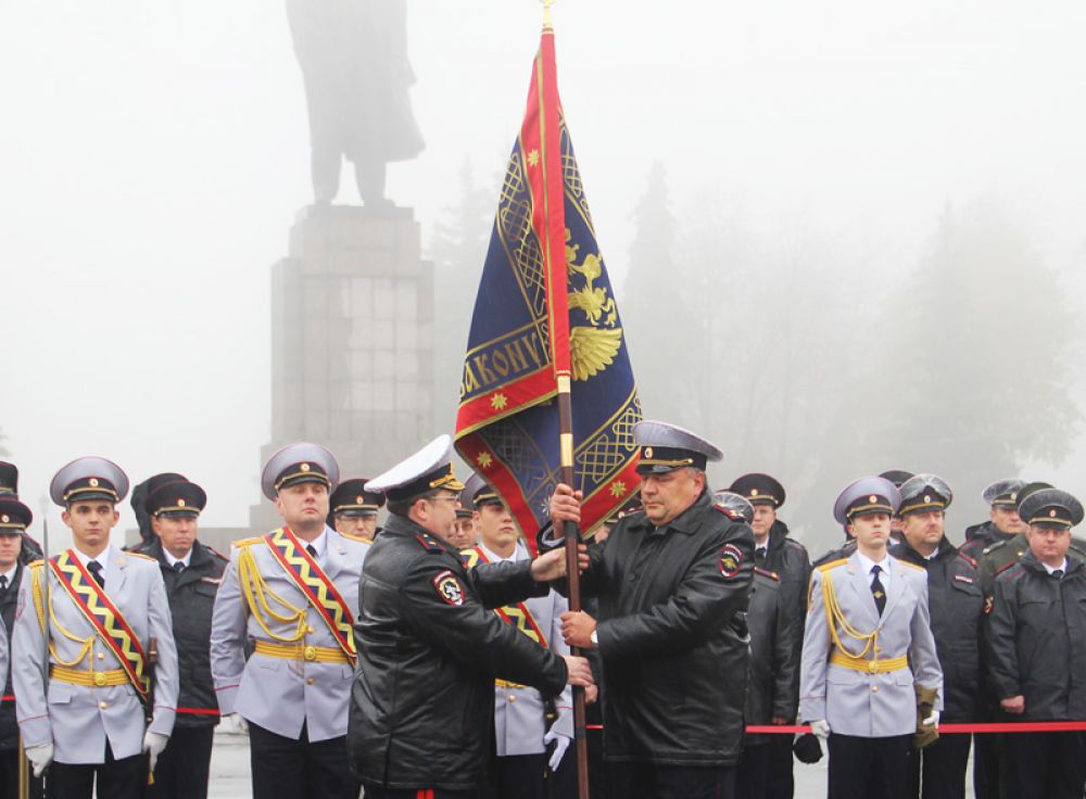 Момент передачи знамени