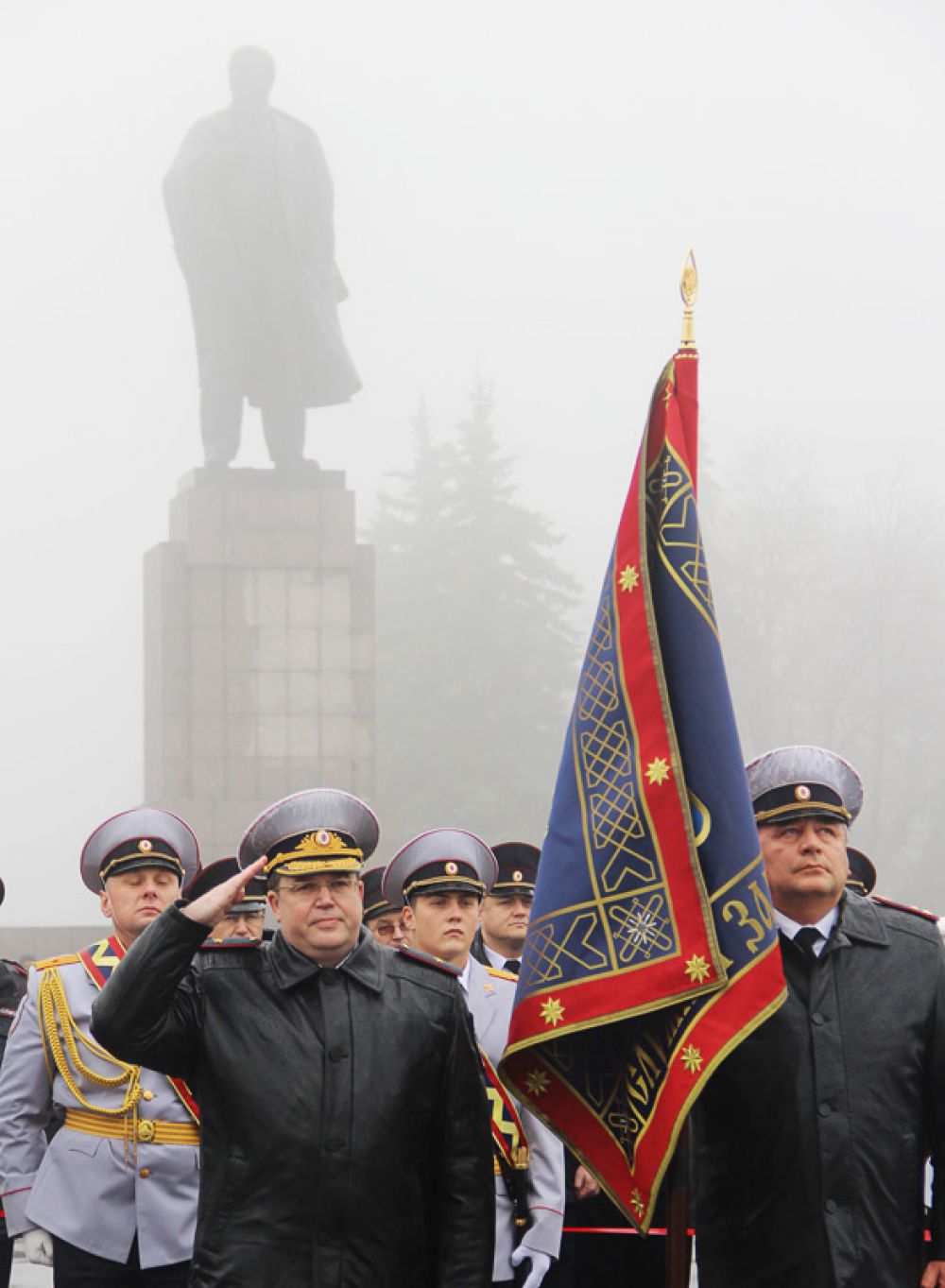 На фоне Ленина