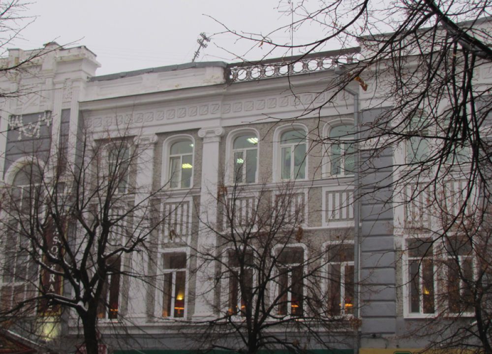 Весь день горели фонари, но когда зажглись окна, фонари выключили