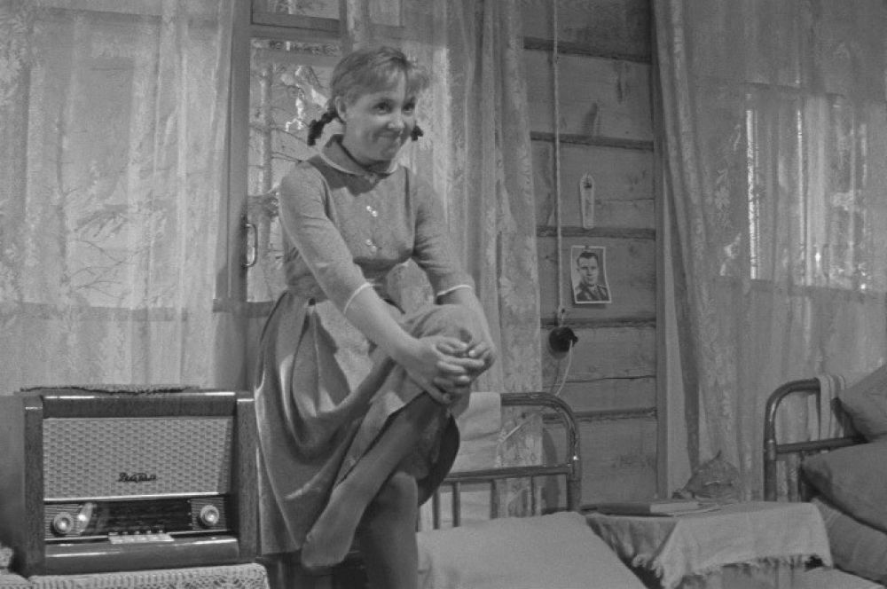 Приключения главной героини культовой советской комедии «Девчата» Тоси Кислициной начинаются, когда она приезжает работать в леспромхоз поварихой.