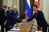Президент России Владимир Путин и премьер-министр Японии Синдзо Абэ во время встречи в феврале 2014 года.