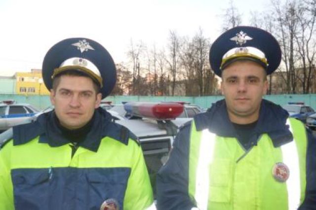 Задержавшие нарушителя инспекторы ОГИБДД УМВД по городу Брянску Алексей Кудинов и Александр Шмычков