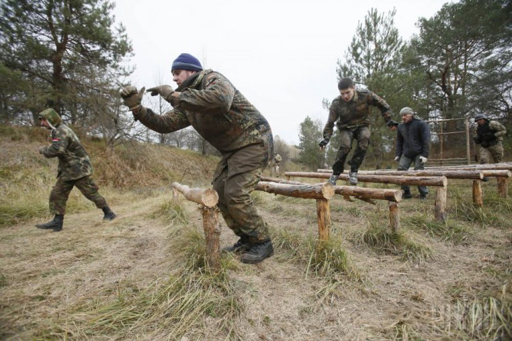 Тренировка военных и добровольцев на Марусином полигоне