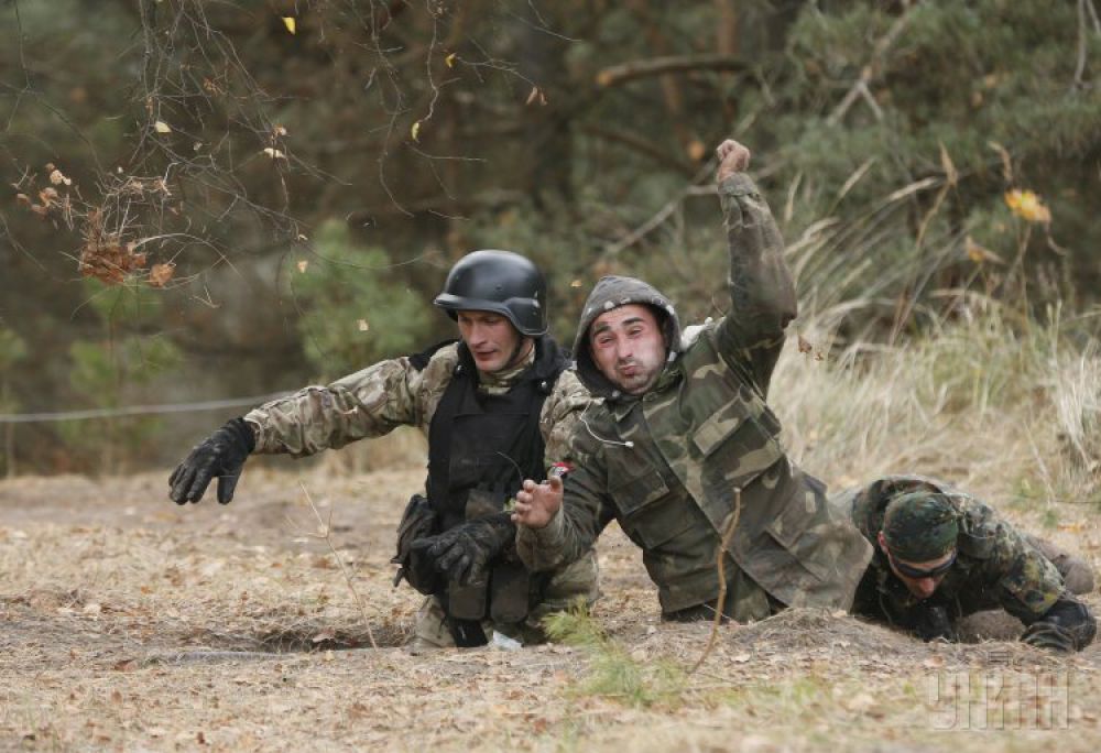 Тренировка военных и добровольцев на Марусином полигоне