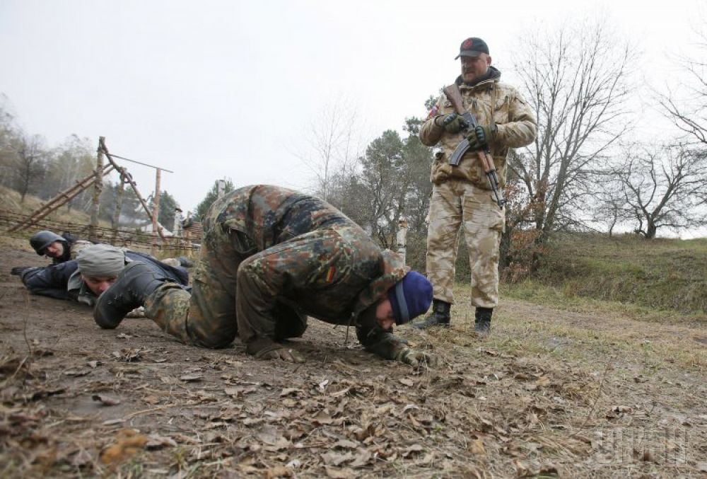 Тренировка военных и добровольцев на Марусином полигоне