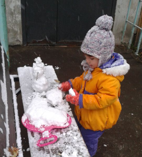 Участник №10. Маша Никольская обожает лепить снеговиков и с нетерпением ждет зимы.