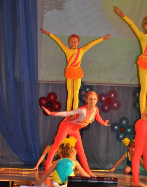 Участник №1.  Большедворская Тая уже несколько лет занимается цирковой гимнастикой. На фото она «верхняя».