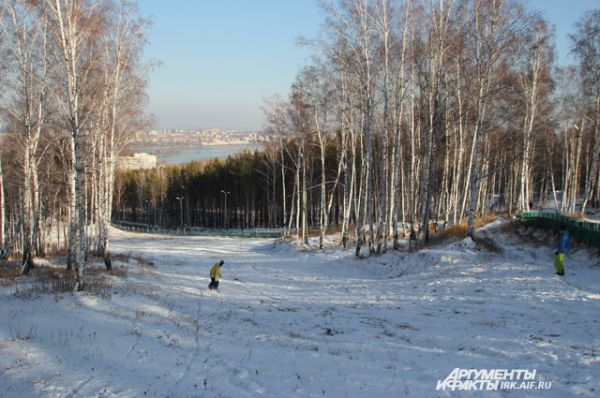 Торопясь, пока снег не растаял, ребята собрали снаряжение и отправились на горнолыжные трассы, что бы открыть сноубордический сезон. 