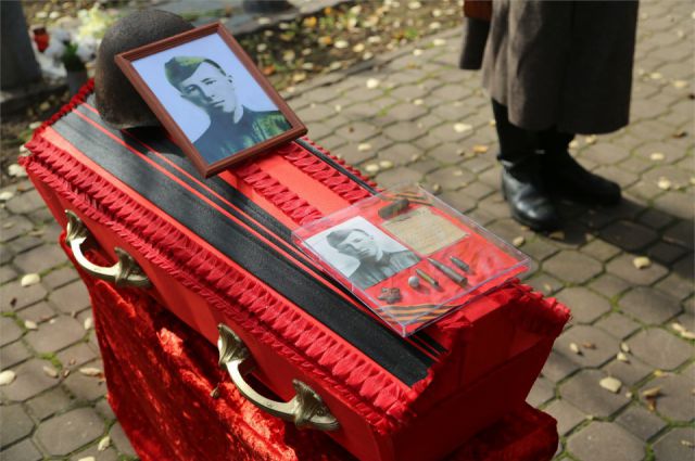 Захоронение останков солдата Ивана Буренкова в Волгодонске.